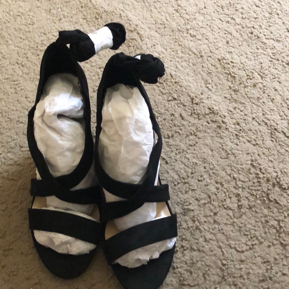 Black wedges tie up